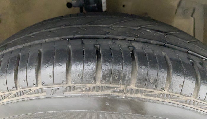 2015 Maruti Swift VXI, Petrol, Manual, 67,942 km, Right Front Tyre Tread