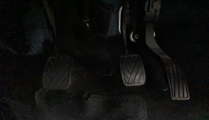 2015 Maruti Swift VXI, Petrol, Manual, 67,942 km, Pedals