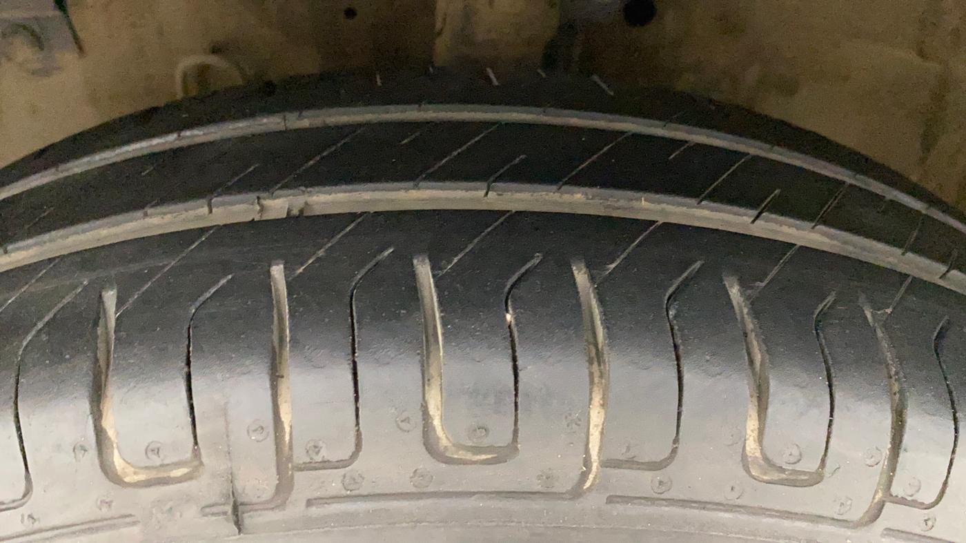 2014 Maruti Swift VXI, Petrol, Manual, 79,844 km, Left Front Tyre Tread