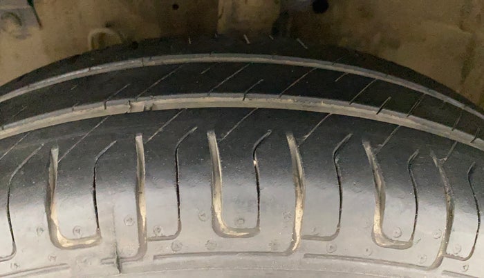2014 Maruti Swift VXI, Petrol, Manual, 79,844 km, Left Front Tyre Tread