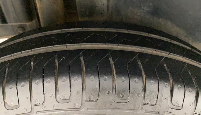 2014 Maruti Swift VXI, Petrol, Manual, 79,844 km, Right Rear Tyre Tread