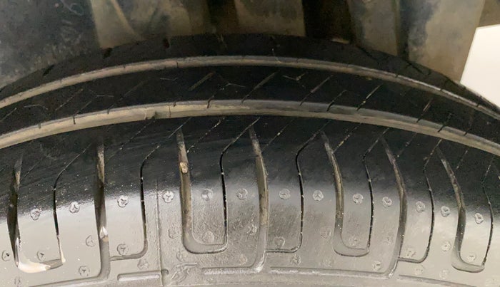 2014 Maruti Swift VXI, Petrol, Manual, 79,844 km, Left Rear Tyre Tread