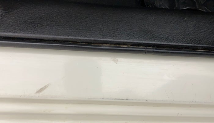 2014 Maruti Swift VXI, Petrol, Manual, 79,844 km, Right running board - Minor scratches