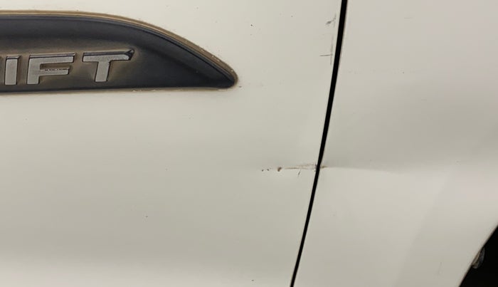 2014 Maruti Swift VXI, Petrol, Manual, 79,844 km, Driver-side door - Slightly dented
