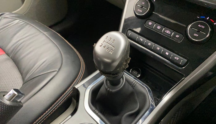 2018 Tata NEXON XZ PLUS DIESEL, Diesel, Manual, 29,568 km, Gear lever - Knob cover torn