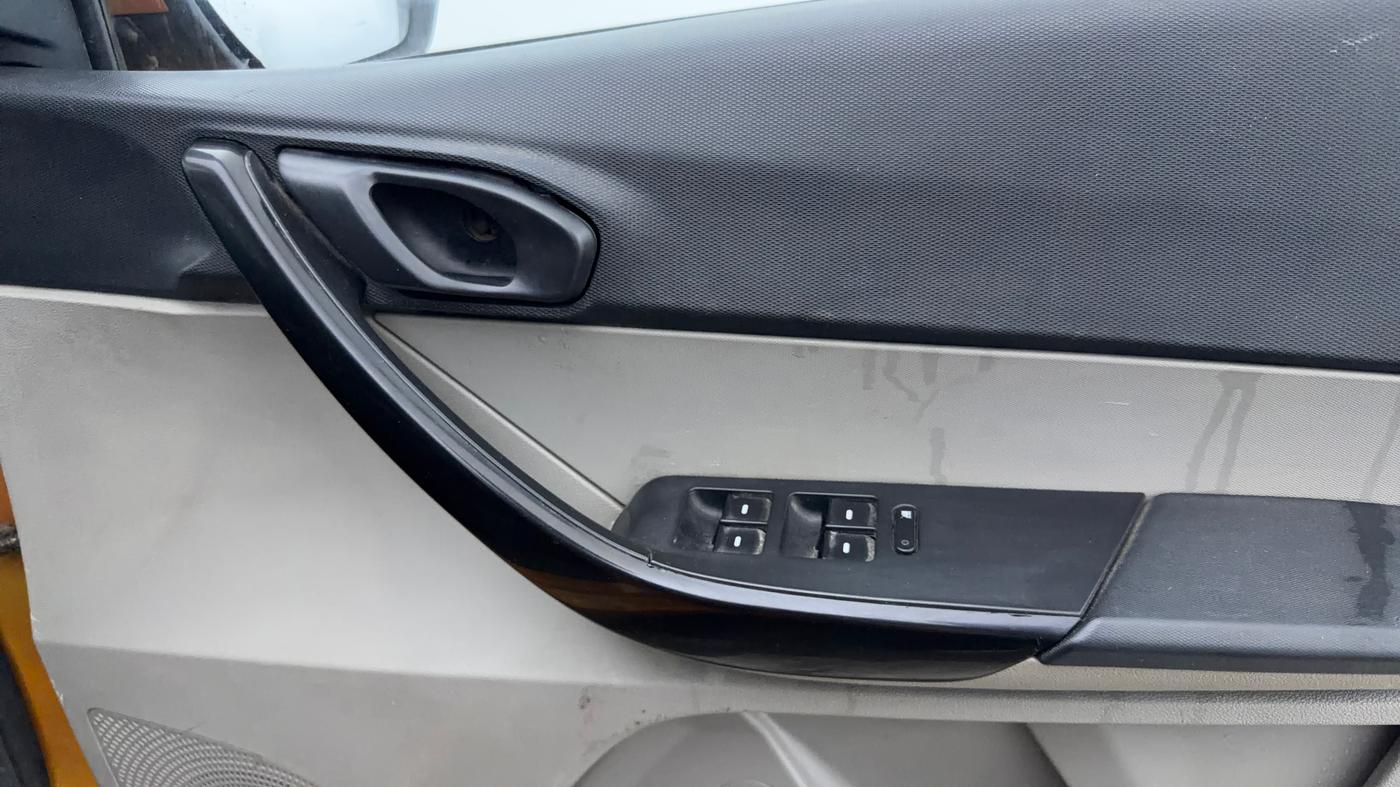 2016 Tata Tiago XT PETROL, Petrol, Manual, 58,676 km, Driver Side Door Panels Control