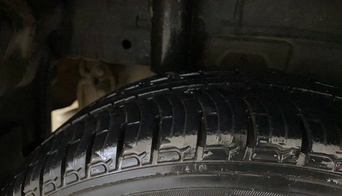 2017 Mahindra Kuv100 K6 PLUS 6 STR, Petrol, Manual, 43,431 km, Right Rear Tyre Tread