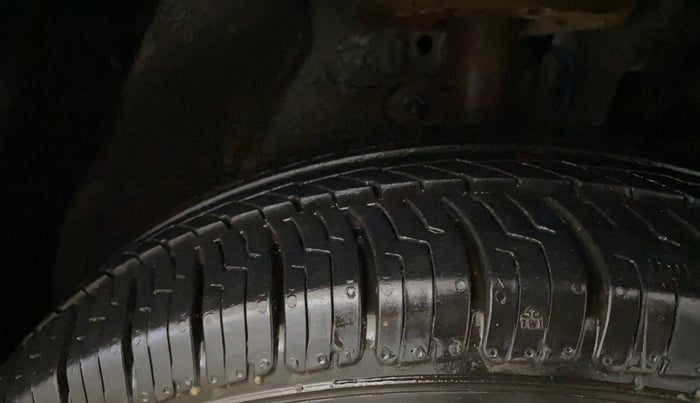 2017 Mahindra Kuv100 K6 PLUS 6 STR, Petrol, Manual, 43,431 km, Right Front Tyre Tread