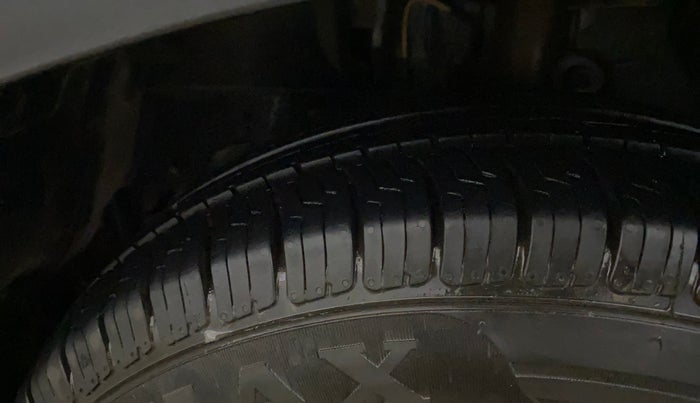 2017 Mahindra Kuv100 K6 PLUS 6 STR, Petrol, Manual, 43,431 km, Left Front Tyre Tread