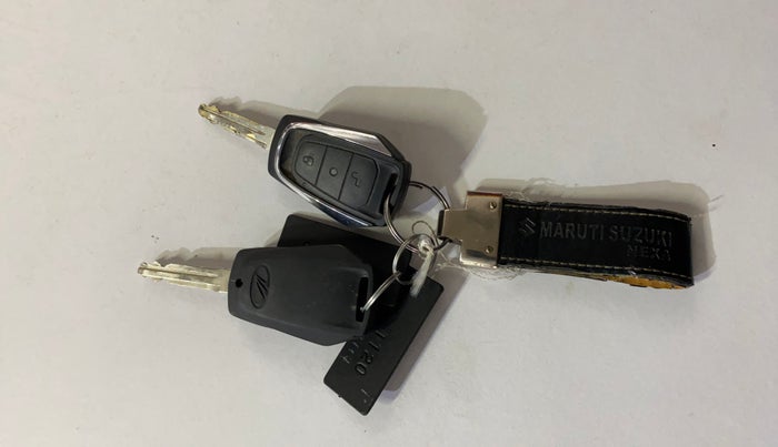 2017 Mahindra Kuv100 K6 PLUS 6 STR, Petrol, Manual, 43,431 km, Key Close Up