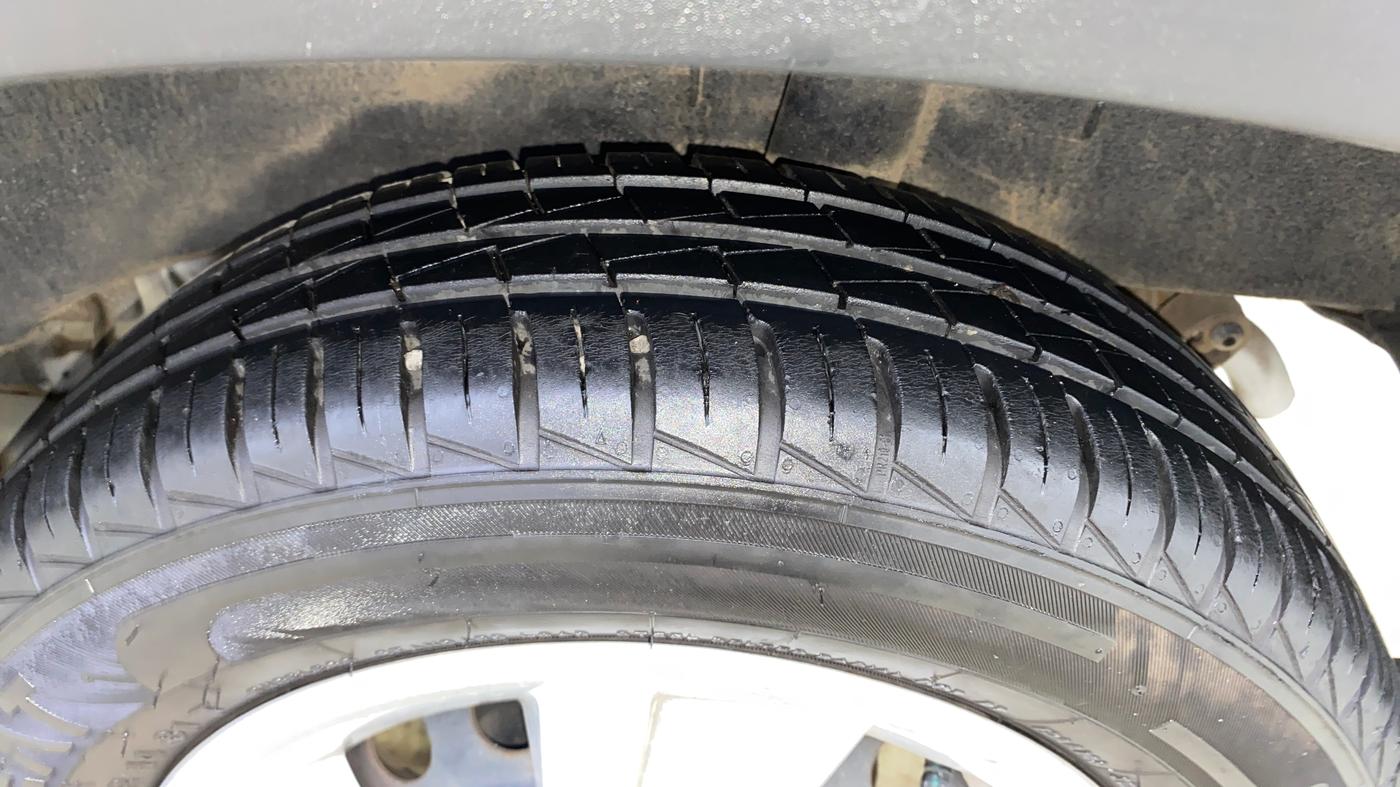 2023 Renault Kwid RXT 1.0 AMT, Petrol, Automatic, 10,240 km, Left Rear Tyre Tread