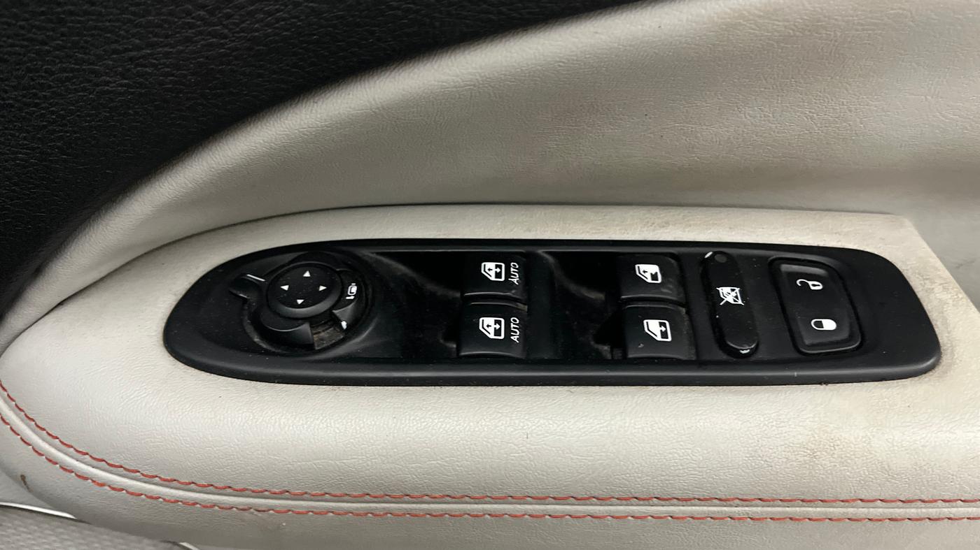 2018 Jeep Compass LIMITED 2.0 DIESEL, Diesel, Manual, 1,27,150 km, Driver Side Door Panels Control