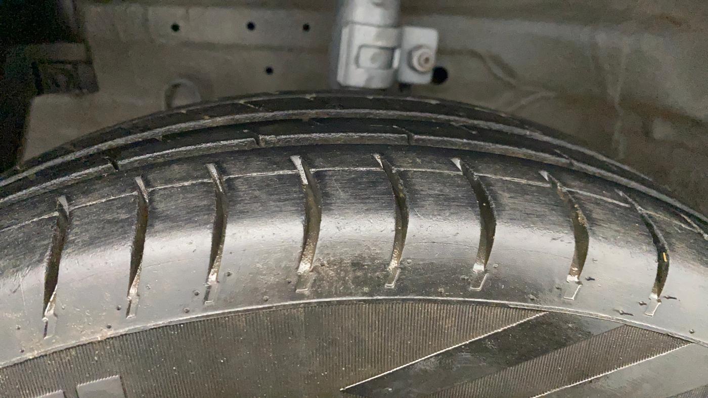 2016 Maruti Swift VXI, Petrol, Manual, 97,899 km, Left Front Tyre Tread