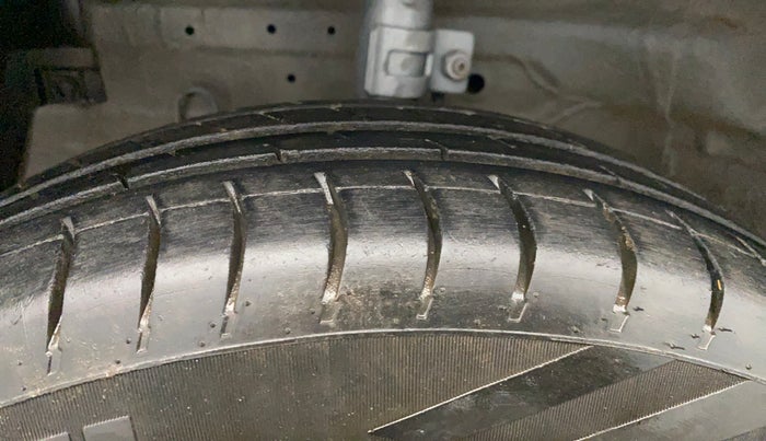 2016 Maruti Swift VXI, Petrol, Manual, 97,899 km, Left Front Tyre Tread