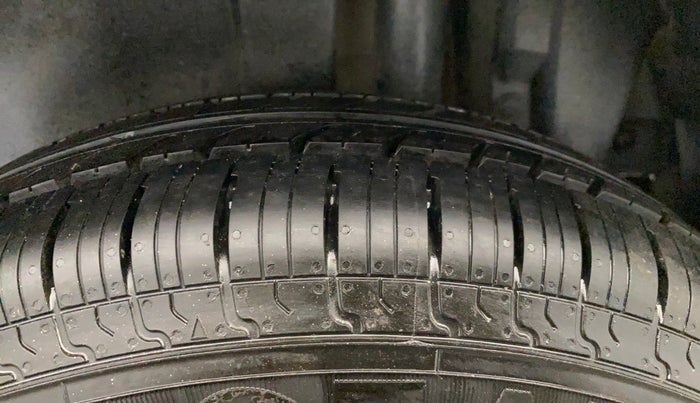 2016 Maruti Swift VXI, Petrol, Manual, 97,899 km, Left Rear Tyre Tread