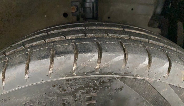 2016 Maruti Swift VXI, Petrol, Manual, 97,899 km, Right Front Tyre Tread