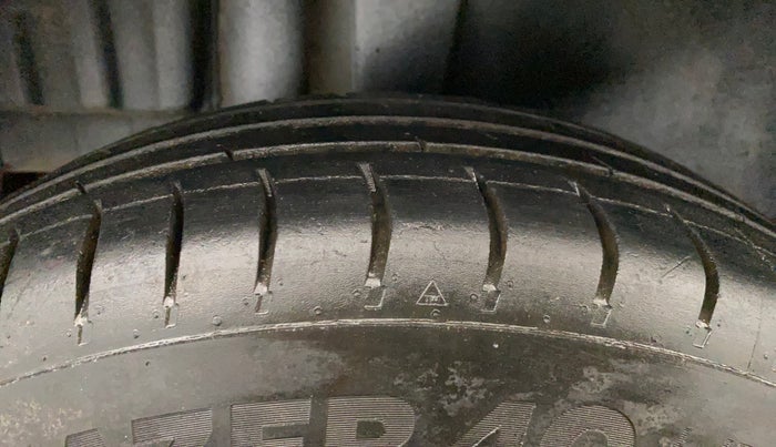 2016 Maruti Swift VXI, Petrol, Manual, 97,899 km, Right Rear Tyre Tread