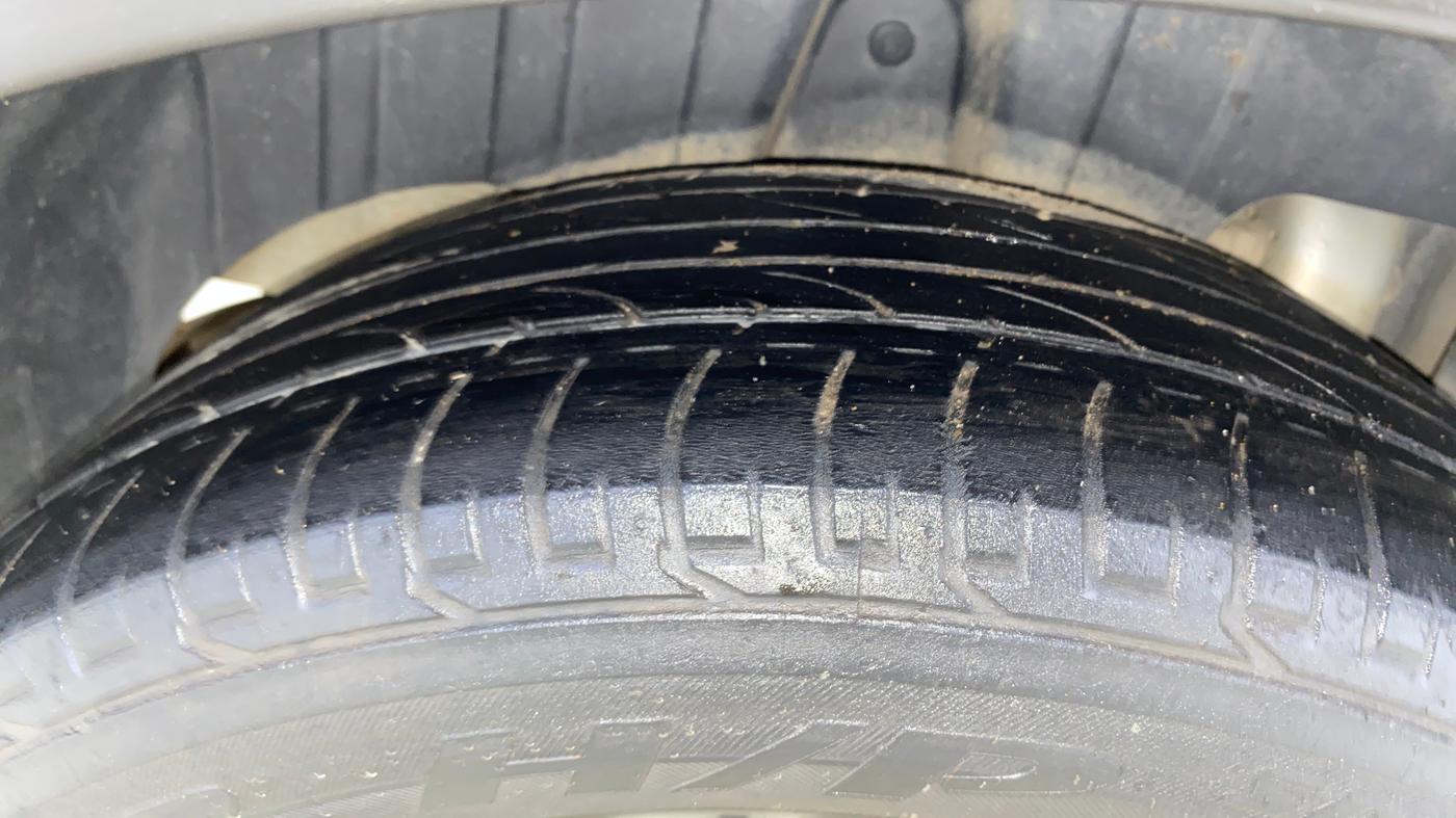 2020 Mahindra XUV300 W8 (O) 1.2 PETROL, Petrol, Manual, 1,03,639 km, Right Rear Tyre Tread