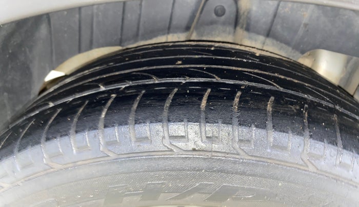 2020 Mahindra XUV300 W8 (O) 1.2 PETROL, Petrol, Manual, 1,03,497 km, Right Rear Tyre Tread