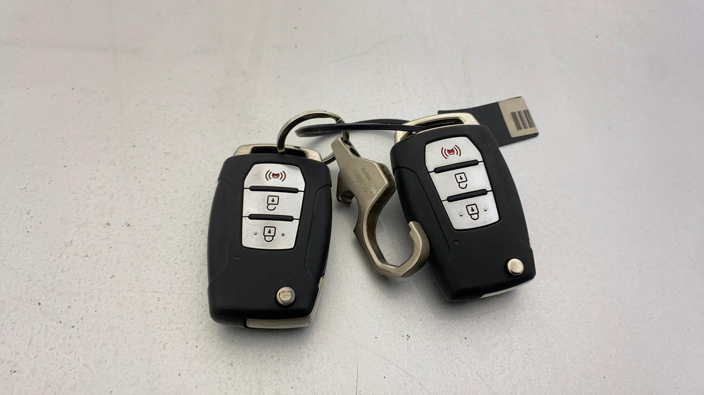 2020 Mahindra XUV300 W8 (O) 1.2 PETROL, Petrol, Manual, 1,03,639 km, Key Close Up