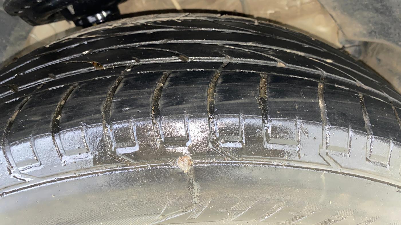 2020 Mahindra XUV300 W8 (O) 1.2 PETROL, Petrol, Manual, 1,03,639 km, Right Front Tyre Tread