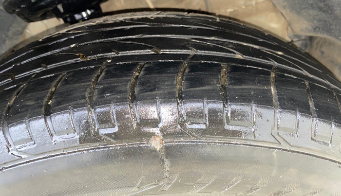 2020 Mahindra XUV300 W8 (O) 1.2 PETROL, Petrol, Manual, 1,03,497 km, Right Front Tyre Tread