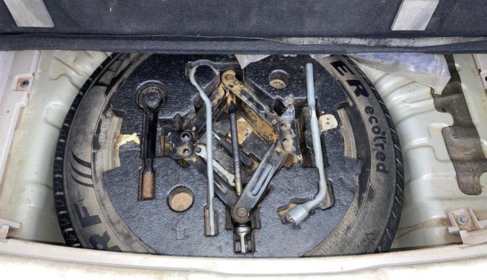 2020 Mahindra XUV300 W8 (O) 1.2 PETROL, Petrol, Manual, 1,03,497 km, Spare Tyre