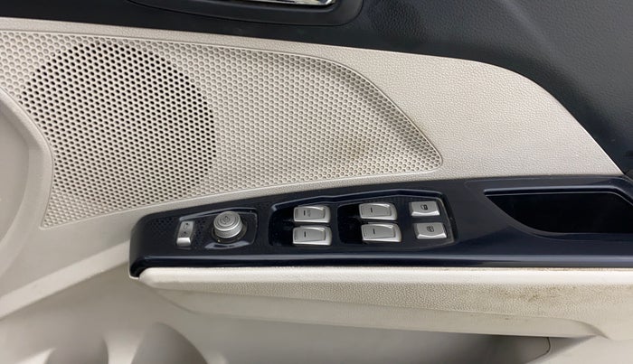 2020 Mahindra XUV300 W8 (O) 1.2 PETROL, Petrol, Manual, 1,03,497 km, Driver Side Door Panels Control