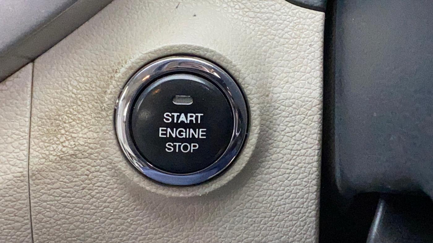 2020 Mahindra XUV300 W8 (O) 1.2 PETROL, Petrol, Manual, 1,03,639 km, Keyless Start/ Stop Button