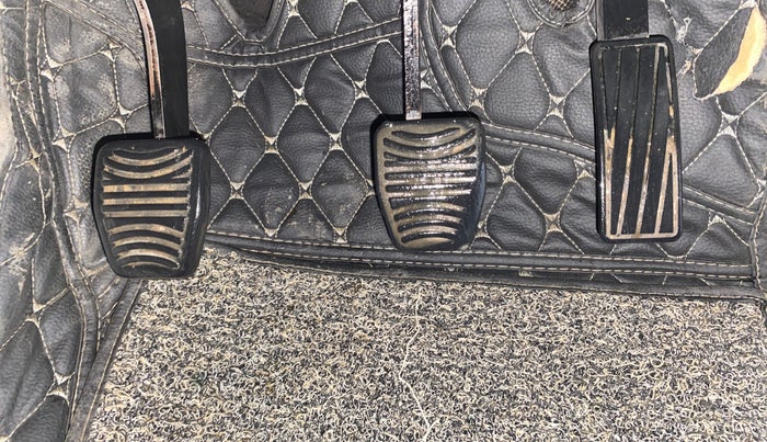 2020 Mahindra XUV300 W8 (O) 1.2 PETROL, Petrol, Manual, 1,03,497 km, Pedals