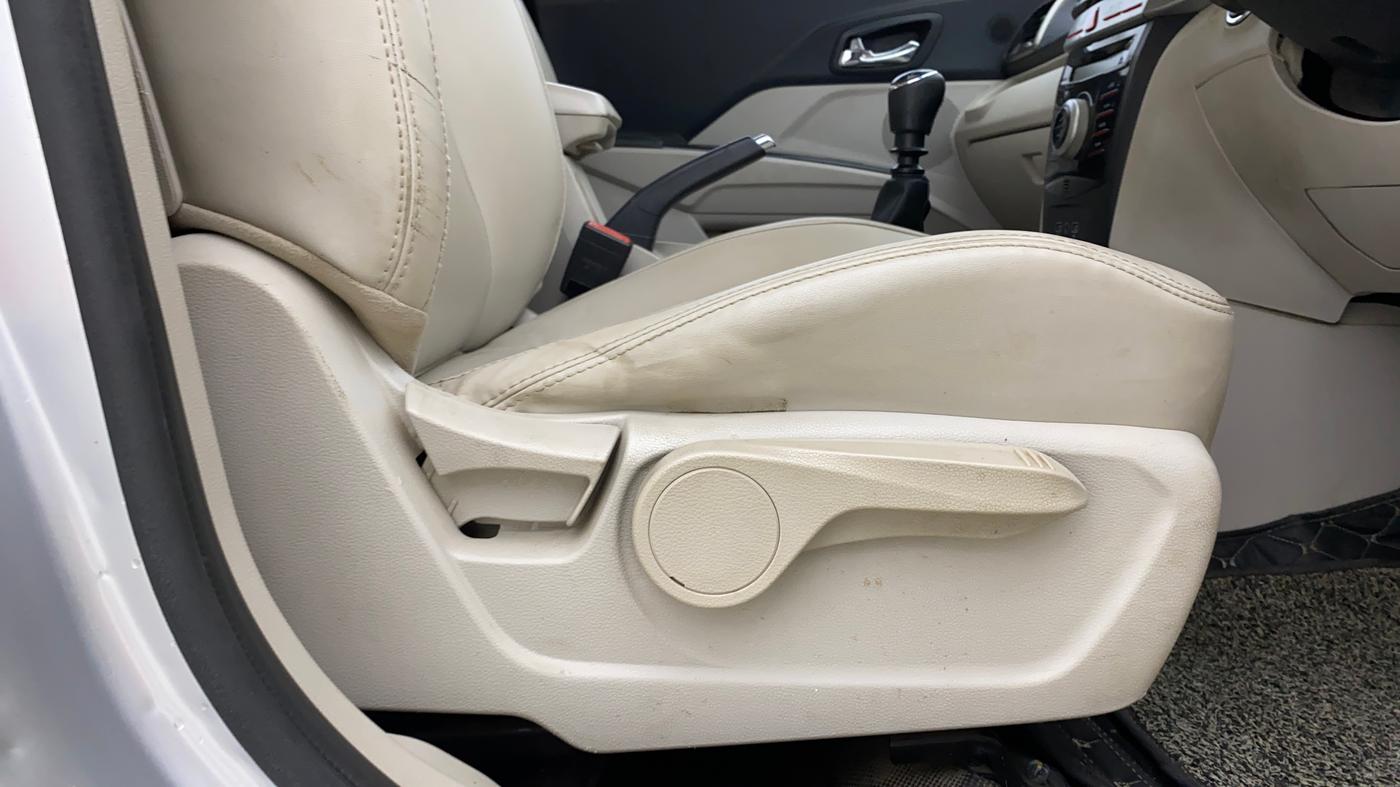 2020 Mahindra XUV300 W8 (O) 1.2 PETROL, Petrol, Manual, 1,03,639 km, Driver Side Adjustment Panel