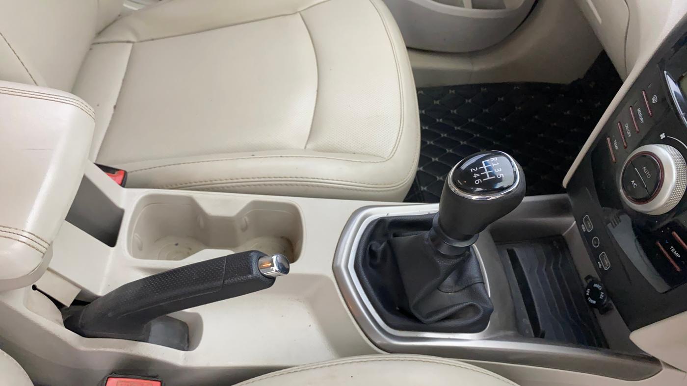 2020 Mahindra XUV300 W8 (O) 1.2 PETROL, Petrol, Manual, 1,03,639 km, Gear Lever