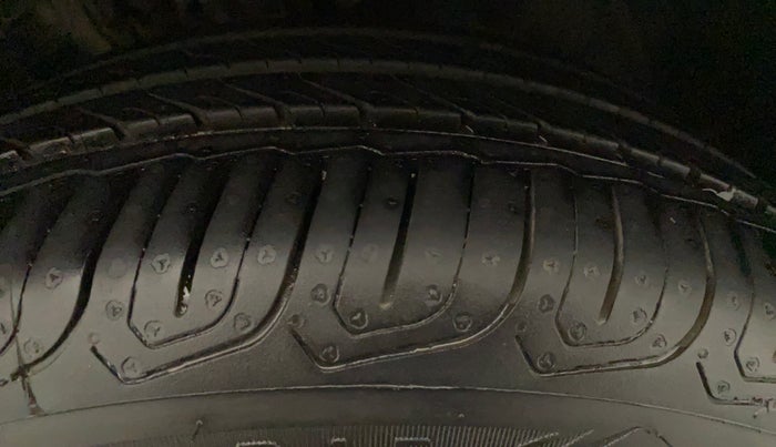 2015 Volkswagen Polo HIGHLINE1.2L, Petrol, Manual, 17,418 km, Right Front Tyre Tread