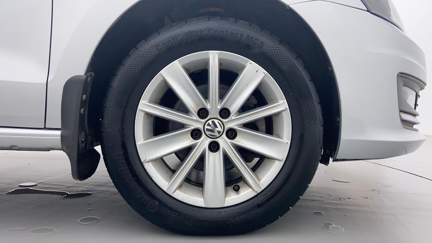 2016 Volkswagen Vento HIGHLINE 1.2 TSI AT, Petrol, Automatic, 68,459 km, Right Front Tyre