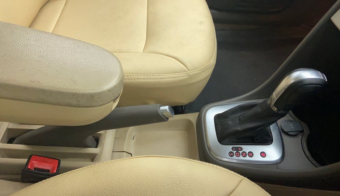 2016 Volkswagen Vento HIGHLINE 1.2 TSI AT, Petrol, Automatic, 68,459 km, Gear Lever