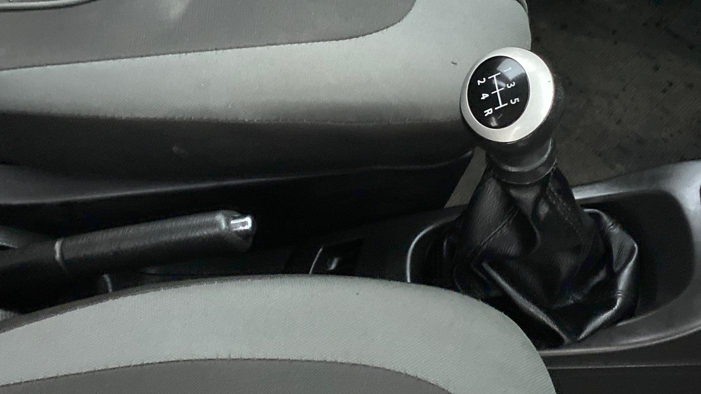 2013 Maruti Wagon R 1.0 VXI, Petrol, Manual, 18,887 km, Gear Lever