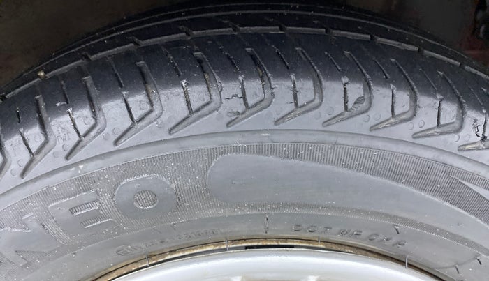 2016 Hyundai Eon ERA PLUS, Petrol, Manual, 34,170 km, Right Front Tyre Tread