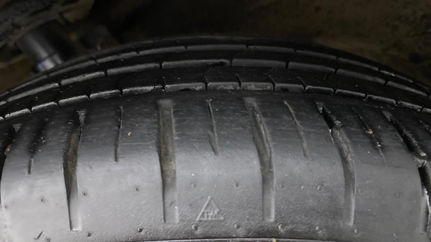2021 Maruti Ciaz ALPHA 1.5 AT SHVS, Petrol, Automatic, 23,097 km, Left Front Tyre Tread