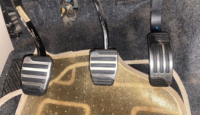 2016 Mahindra XUV500 W10, Diesel, Manual, 69,315 km, Pedals