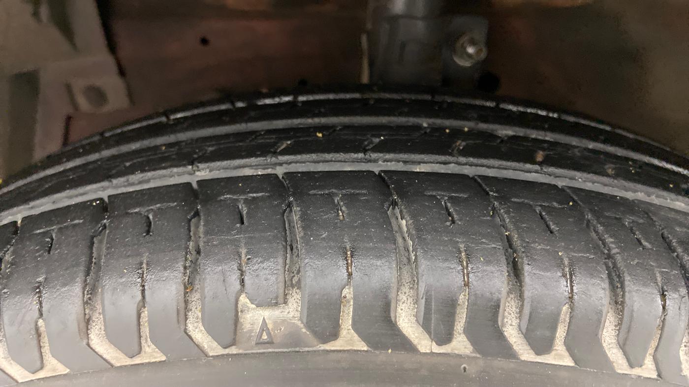 2015 Maruti Swift Dzire VXI, Petrol, Manual, 74,217 km, Left Front Tyre Tread