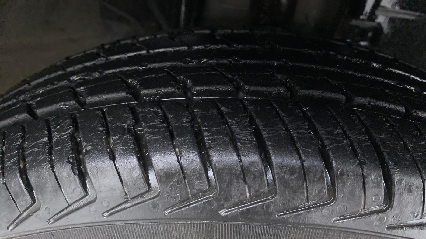 2016 Renault Kwid RXT, Petrol, Manual, 30,433 km, Right Front Tyre Tread