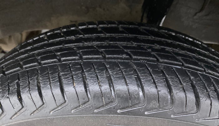 2016 Renault Kwid RXT, Petrol, Manual, 30,433 km, Left Rear Tyre Tread