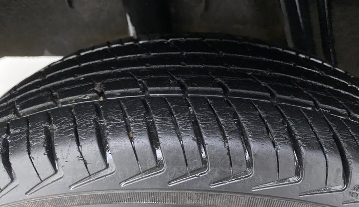 2016 Renault Kwid RXT, Petrol, Manual, 30,433 km, Right Rear Tyre Tread