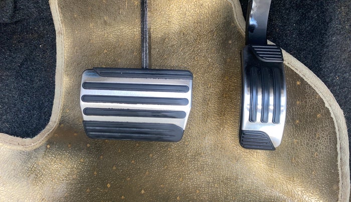 2017 Mahindra XUV500 W10 AT, Diesel, Automatic, 57,695 km, Pedals