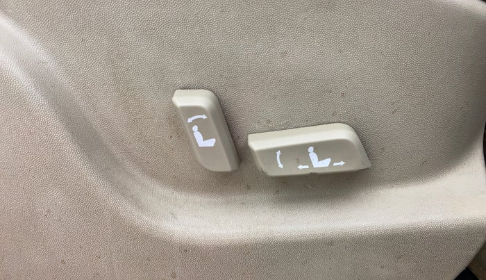 2017 Mahindra XUV500 W10 AT, Diesel, Automatic, 57,695 km, Driver Side Adjustment Panel