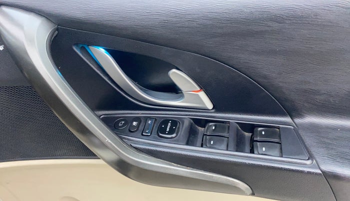 2017 Mahindra XUV500 W10 AT, Diesel, Automatic, 57,695 km, Driver Side Door Panels Control