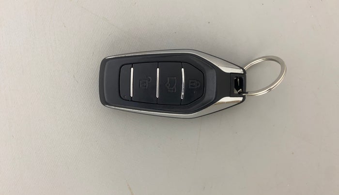 2017 Mahindra XUV500 W10 AT, Diesel, Automatic, 57,695 km, Key Close Up