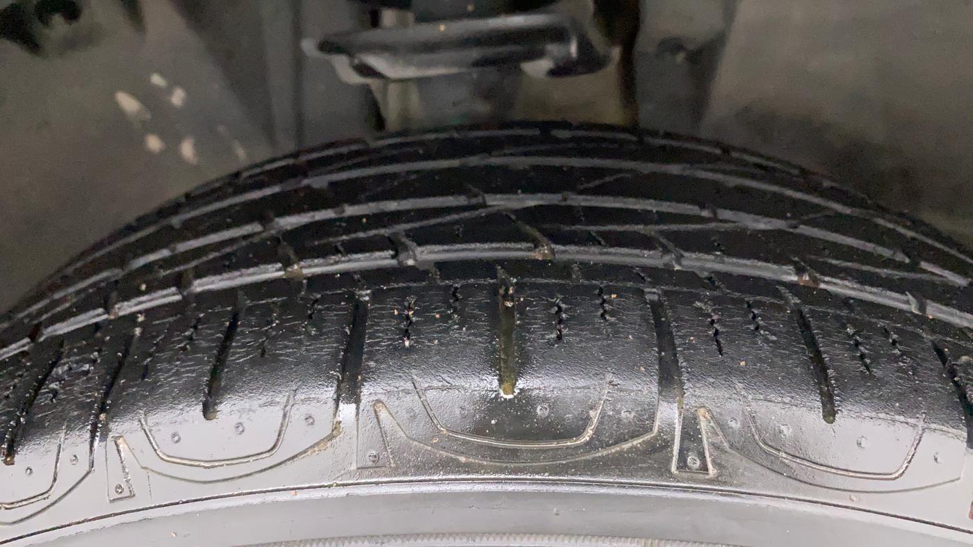 2018 Jeep Compass LIMITED PLUS PETROL AT, Petrol, Automatic, 42,706 km, Right Front Tyre Tread