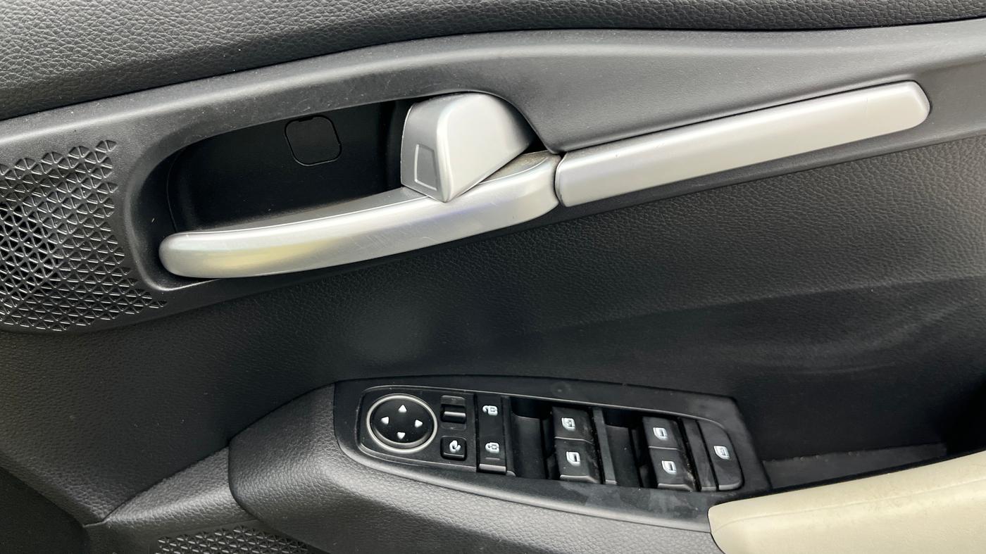 2022 KIA SELTOS HTK PLUS 1.5 IMT, Petrol, Manual, 67,614 km, Driver Side Door Panels Control
