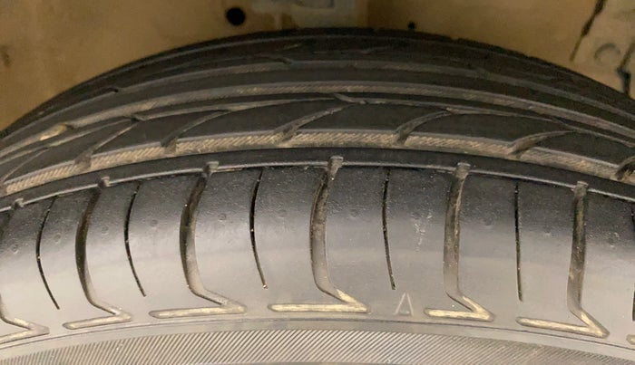 2015 Maruti Swift VXI, Petrol, Manual, 67,292 km, Right Front Tyre Tread